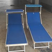 2 lettini sdraio blu con parasole 
