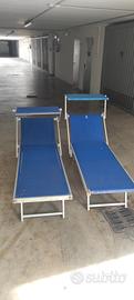 2 lettini sdraio blu con parasole 