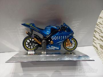 BBurago Yamaha YZR-M1 2004 Rossi 1/18
