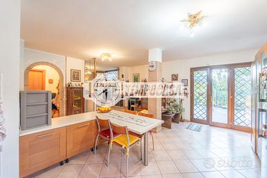 Villa di ampia metratura con spazi luminosi e terr