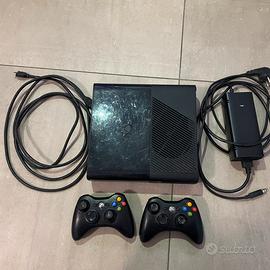Xbox 360 E + 2 Controller Wireless e Cavi