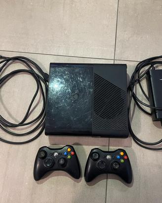 Xbox 360 E + 2 Controller Wireless e Cavi