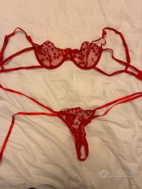 Completo intimo in pizzo rosso con cuoricini