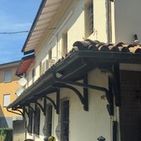 Pergola in legno con copertura di coppi.