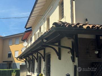 Pergola in legno con copertura di coppi.