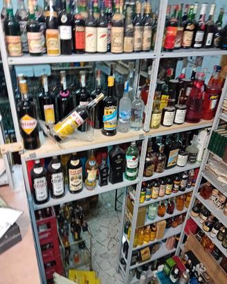 lotto di 1500 bottiglie con e senza sigilli 