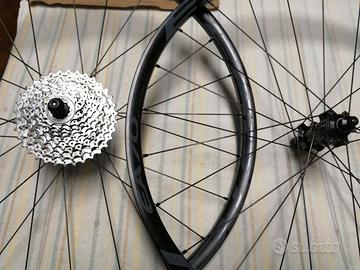 Ruote con manubrio e altri componenti