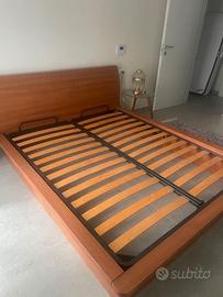 struttura letto matrimoniale  e 2 comodini