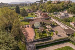 PORZIONE DI BIFAMILIARE A ROMA