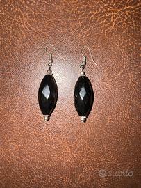 Orecchini neri con pietre.