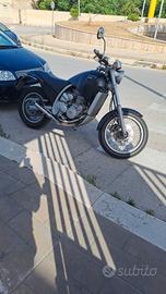 Motó aprilia 650