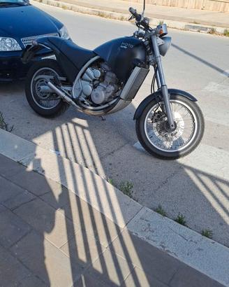 Motó aprilia 650