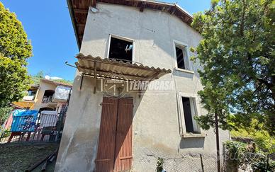 RUSTICO IN ZONA CENTRALE CON TERRENO