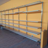 Scaffalatura per showroom abbigliamento 