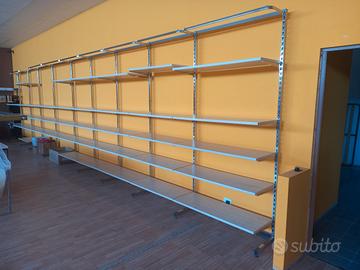 Scaffalatura per showroom abbigliamento 