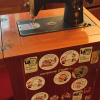 Macchina da cucire Singer con mobile originale