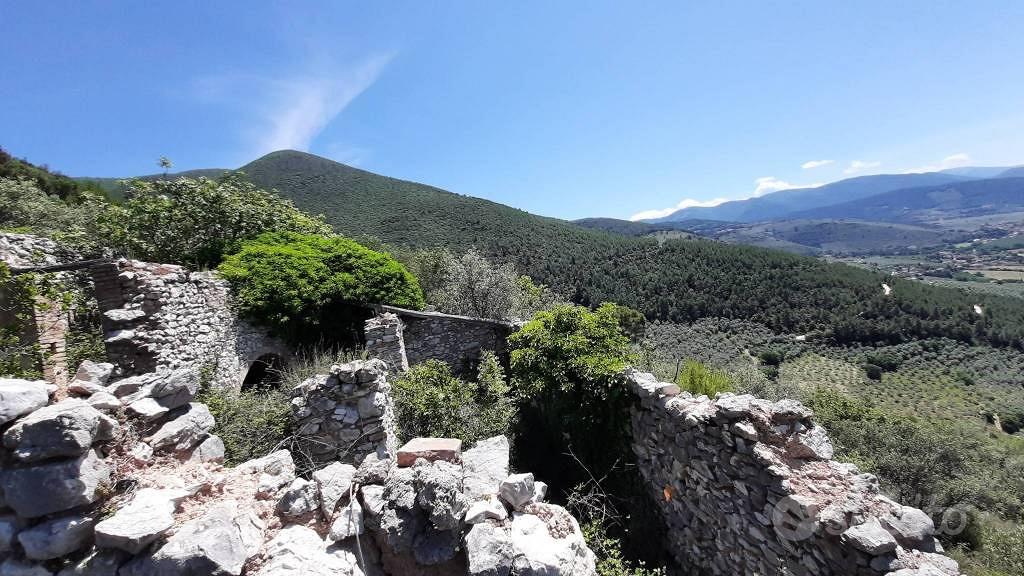 Rustico / Casale di 239 m² a Campello sul Clitunno - Altro