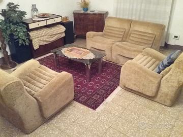Divanetto + 2 poltrone + tavolino, anni '70