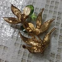spilla con fiori dorati