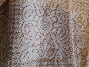 Copriletto matrimoniale in  pizzo foderato 