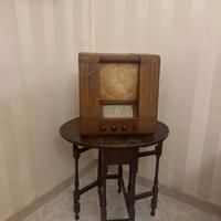 Radio d'epoca Magnadyne e tavolino