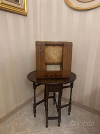 Radio d'epoca Magnadyne e tavolino