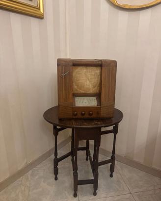 Radio d'epoca Magnadyne e tavolino