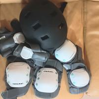 ginocchiere e casco pattinaggio