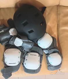 ginocchiere e casco pattinaggio