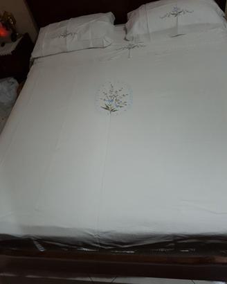 Copriletto con lenzuola e federe
