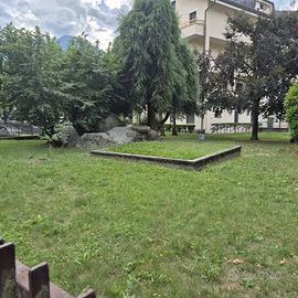 Sondrio appartamento con giardino e box