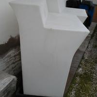 N.1 bancone bar in mat.plastico bianco translucido