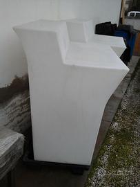 N.1 bancone bar in mat.plastico bianco translucido