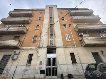 5 LOCALI A CANOSA DI PUGLIA