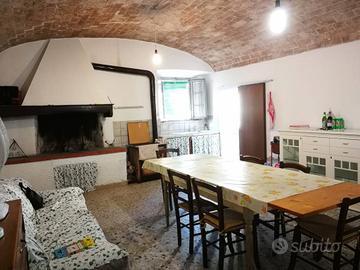Rustico / Casale di 200 m² con più di 5 locali a M