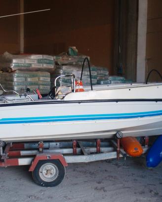 Barca a motore