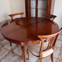 Tavolo, sedie e vetrina in legno massello