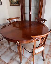 Tavolo, sedie e vetrina in legno massello