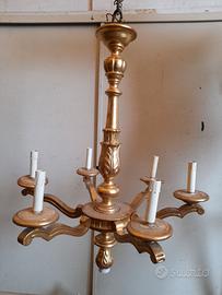 Lampadario intagliato a mano in cirmolo foglia oro