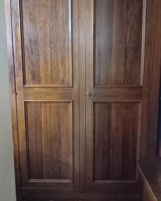armadio in legno di noce 