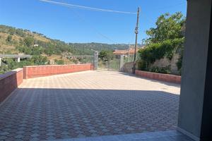 Casa bifamiliare ingresso e terreno indipendente