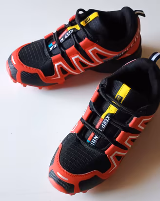 Scarpe da Trekking in tessuto rosso/nero.
