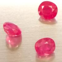 3 rubini Birmania, rosso intenso 3,5 carati 