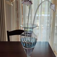 Vaso con fiori in vetro