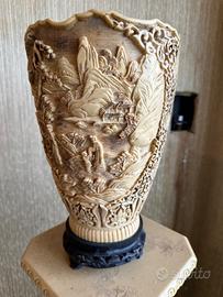 Vaso in pasta d’avorio o resina