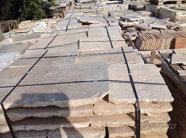 Lasticatro di pietra di recupero affascinante