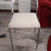 sedia dal design moderno e minimalista