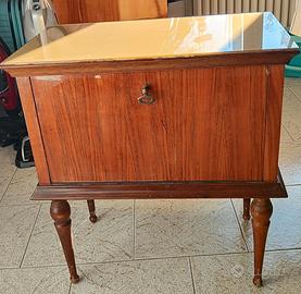 Coppia di comodini vintage in legno