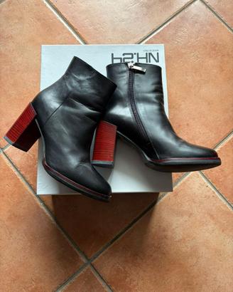 Tronchetti neri in pelle con tacco – eleganti