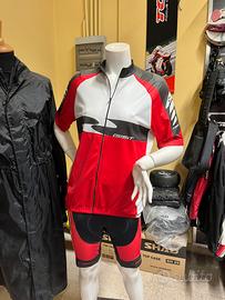 Svendita abbigliamento sportivo per chiusura